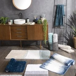 GUY LEVASSEUR ILYES - Tapis De Bain En Polyester Fantaisie Bleu Et Blanc 60x120cm -Magasin Joss & Main ilyes tapis de bain en polyester fantaisie bleu et blanc 60x120cm 13911132 38576588 1140x1140