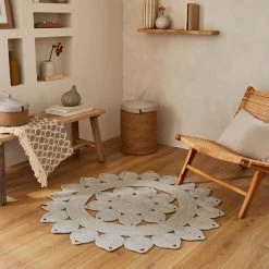 Avril Paris Tapis Extérieur Rond - 120cm - Sable - 100% Polypropylène Résistant... -Magasin Joss & Main tapis exterieur rond 120cm sable 100 polypropylene resistant aux uv tisse a la main gioya 14119438 39346904 1140x1140